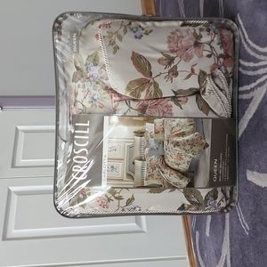 Croscill Queen size comforter set.